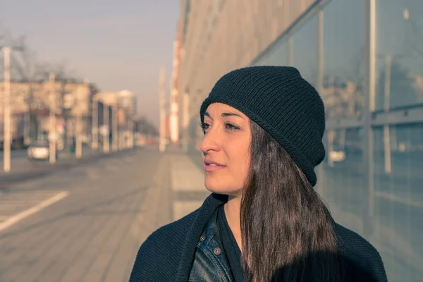 Bella giovane donna in posa per le strade della città — Foto Stock