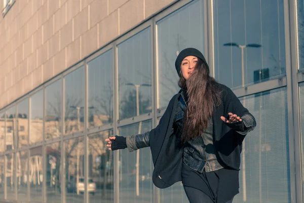 年轻漂亮的女人摆在城市的街道 — 图库照片