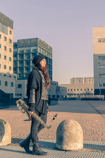 Belle jeune femme avec son saxophone — Photo