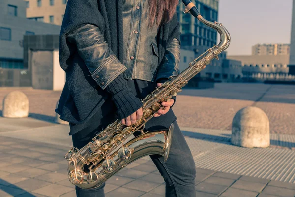 Detalhe de uma jovem com seu saxofone — Fotografia de Stock