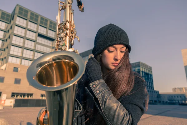 Beautiful young woman with her saxophone — Stock Photo, Image