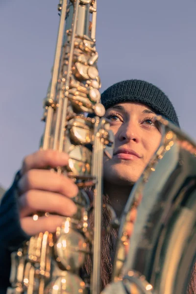 Mulher bonita com seu saxofone — Fotografia de Stock