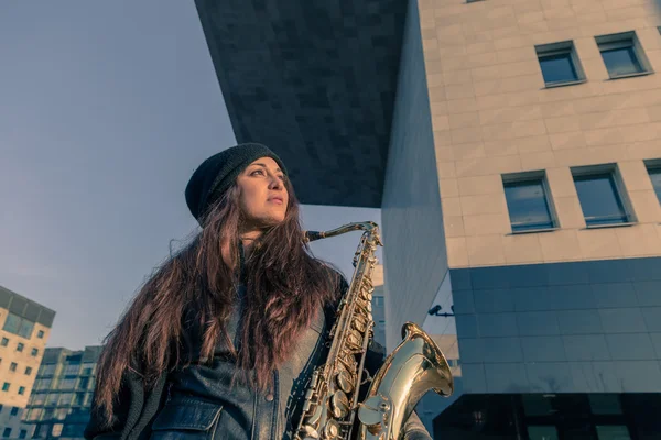 Beautiful young woman with her saxophone — Stock Photo, Image