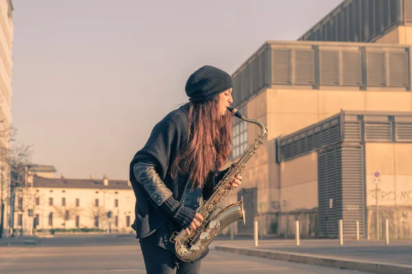 Mulher bonita tocando saxofone tenor — Fotografia de Stock