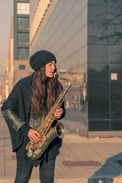 Красива молода жінка грає тенор саксофон — стокове фото