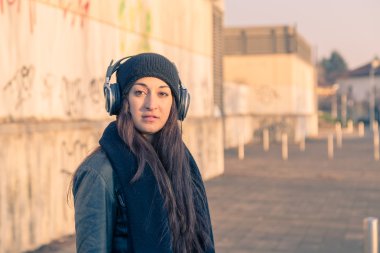 Şehir sokaklarını poz güzel genç kadın