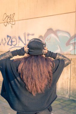 Güzel genç kadın şehir sokaklarda müzik dinlemek