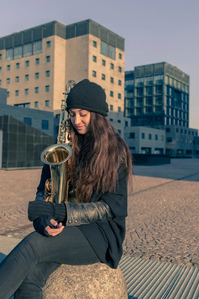 Beautiful young woman with her saxophone — Stock Photo, Image