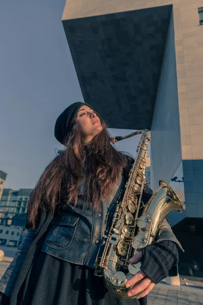 Krásná mladá žena s její saxofon — Stock fotografie