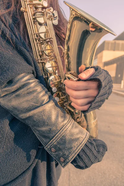 Mooie jonge vrouw met haar saxofoon — Stockfoto
