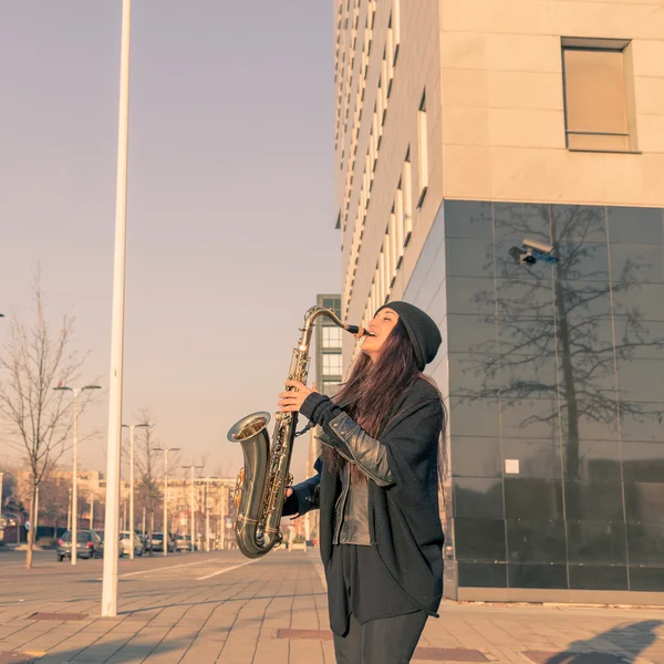 Krásná mladá žena hrající tenor saxofon — Stock fotografie