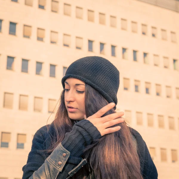 Beautiful young woman posing in the city streets — Stock Photo, Image