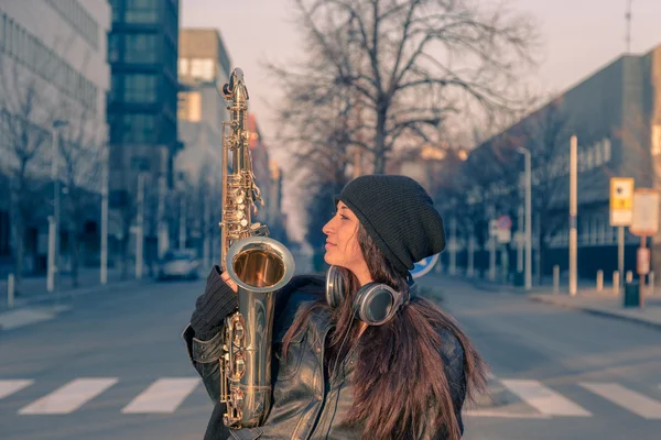 Hermosa joven con su saxofón — Foto de Stock
