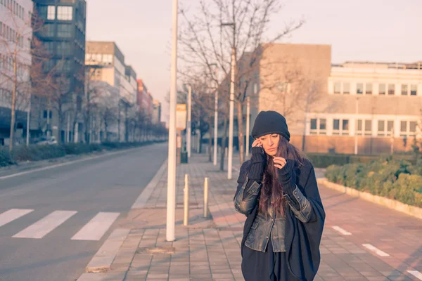 Wanita muda cantik berbicara di telepon di jalan-jalan kota — Stok Foto