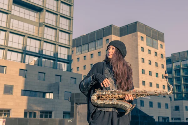 Красивая молодая женщина со своим саксофоном — стоковое фото