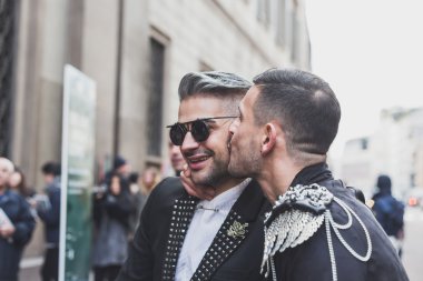 John Richmond defile Milan erkekler moda hafta 2015 için bina dışındaki kişiler