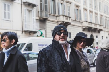 John Richmond defile Milan erkekler moda hafta 2015 için bina dışındaki kişiler