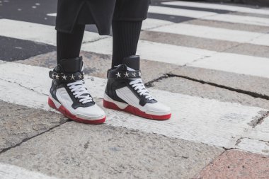 Ayakkabı Ferragamo moda dışında ayrıntı göstermek bina Milan erkekler moda hafta 2015 için