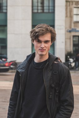 Güzel model Ferragamo moda dışında bina Milan erkekler moda hafta 2015 için göster: