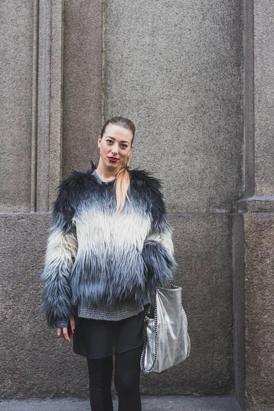 Люди за межами Джон Річмонд показ мод будівельні для Мілан чоловіча мода тиждень 2015 — стокове фото