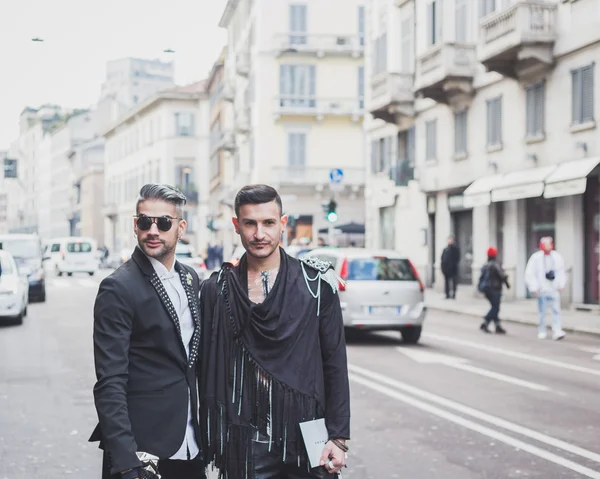 Pessoas fora de John Richmond edifício do desfile de moda para a Semana de Moda Masculina de Milão 2015 — Fotografia de Stock