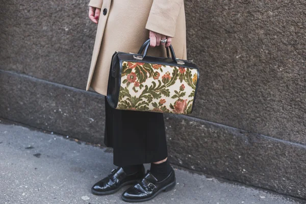 Personas fuera del edificio del desfile de moda John Richmond para Milan Men 's Fashion Week 2015 — Foto de Stock