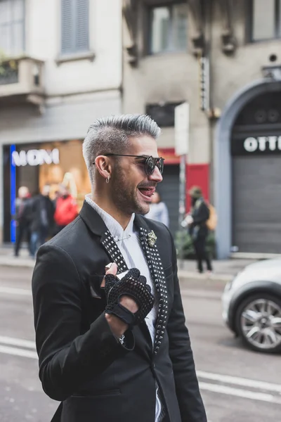 Persone al di fuori della sfilata di John Richmond edificio per la settimana della moda maschile Milano 2015 — Foto Stock