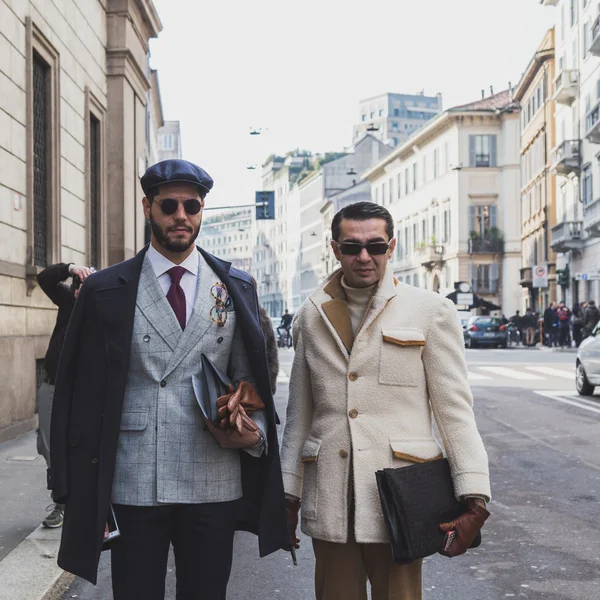 Pessoas fora de John Richmond edifício do desfile de moda para a Semana de Moda Masculina de Milão 2015 — Fotografia de Stock