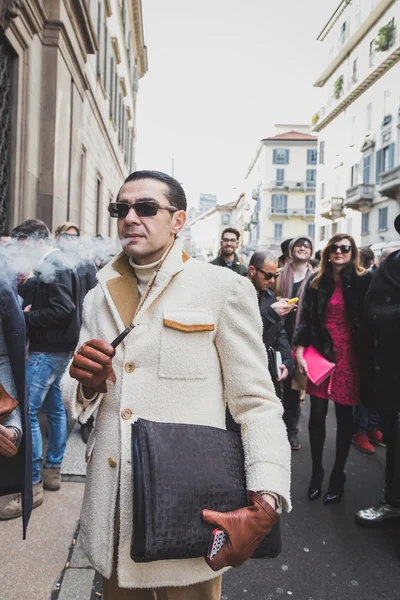 Människor utanför John Richmond modevisning byggnad för Milan mäns mode vecka 2015 — Stockfoto