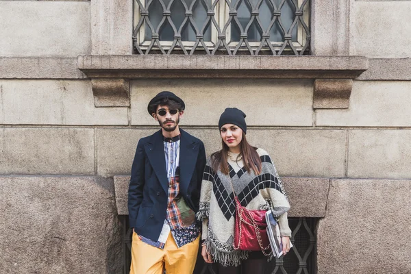 Pessoas fora de John Richmond edifício do desfile de moda para a Semana de Moda Masculina de Milão 2015 — Fotografia de Stock