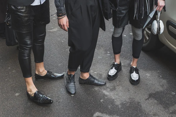 Des gens à l'extérieur du bâtiment John Richmond défilé de mode pour Milan Semaine de la mode masculine 2015 — Photo