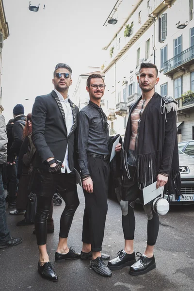 Pessoas fora de John Richmond edifício do desfile de moda para a Semana de Moda Masculina de Milão 2015 — Fotografia de Stock