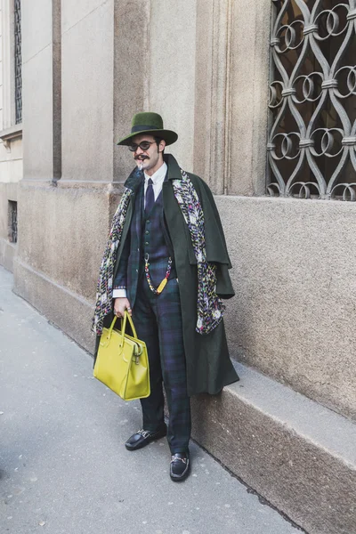 Des gens à l'extérieur du bâtiment John Richmond défilé de mode pour Milan Semaine de la mode masculine 2015 — Photo