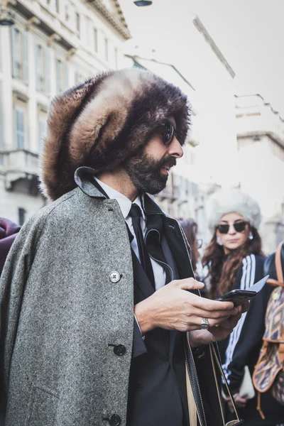 Pessoas fora de John Richmond edifício do desfile de moda para a Semana de Moda Masculina de Milão 2015 — Fotografia de Stock