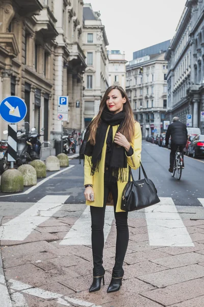 Des gens devant Ferragamo défilé de mode bâtiment pour Milan Semaine de la mode masculine 2015 — Photo