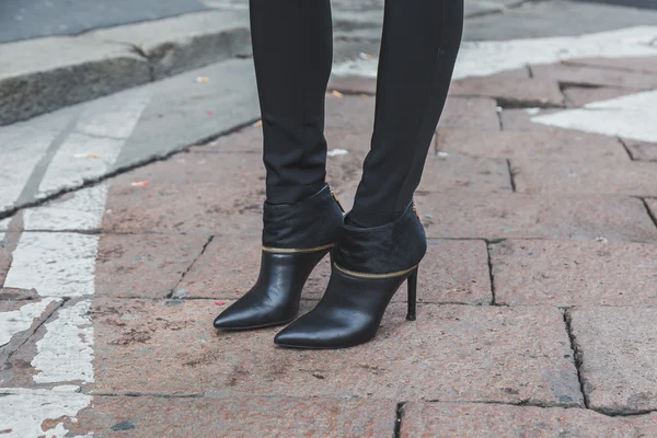 Detail van schoenen buiten Ferragamo mode Toon gebouw voor mannen van de Milaan Fashion Week 2015 — Stockfoto