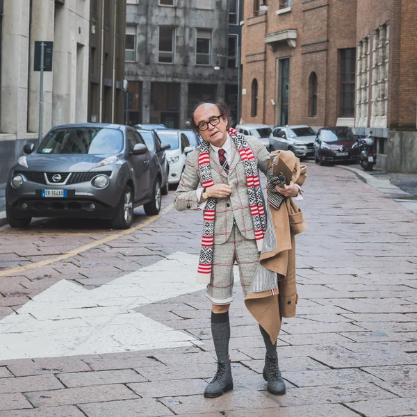 Des gens devant Ferragamo défilé de mode bâtiment pour Milan Semaine de la mode masculine 2015 — Photo