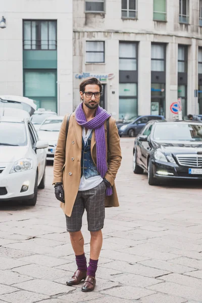 Άνθρωποι εξωτερική επίδειξη μόδας Ferragamo κτίριο για το 2015 εβδομάδα μόδας του Μιλάνου ανδρών — Φωτογραφία Αρχείου