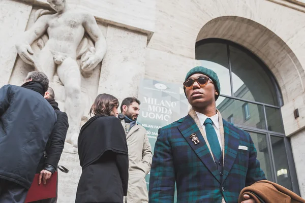 Personas fuera del edificio Ferragamo desfile de moda para Milán Semana de la Moda Masculina 2015 —  Fotos de Stock