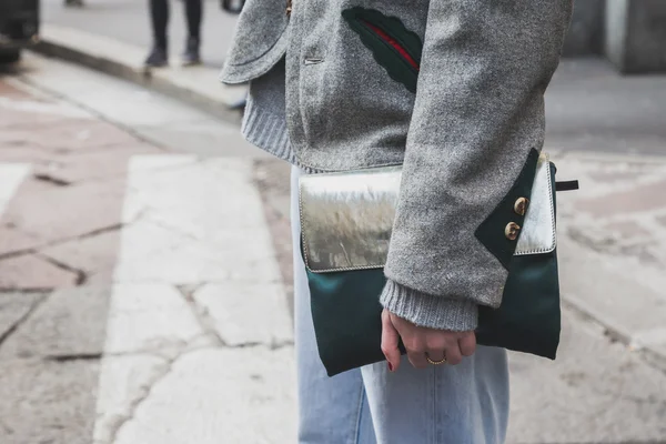 Detail einer Tasche vor dem Gebäude der Ferragamo-Modenschau für die Mailänder Männermodewoche 2015 — Stockfoto