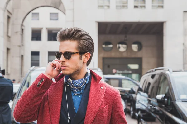 Milan erkekler moda hafta 2015 için bina dış Ferragamo defile insanlar — Stok fotoğraf