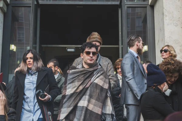 Personas fuera del edificio Ferragamo desfile de moda para Milán Semana de la Moda Masculina 2015 — Foto de Stock