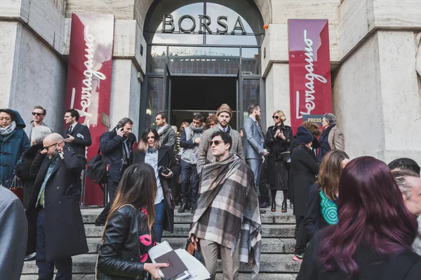 Människor utanför Ferragamo modevisning byggnad för Milan mäns mode vecka 2015 — Stockfoto