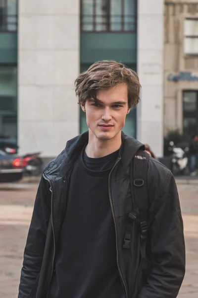 Modelo bonito fora Ferragamo construção de desfile de moda para Milan Men 's Fashion Week 2015 — Fotografia de Stock