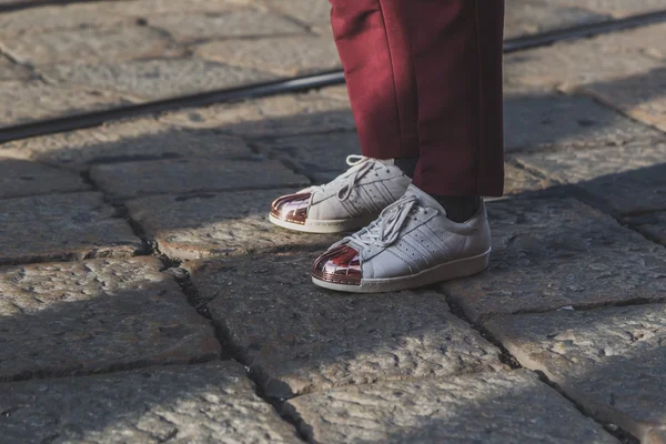 Detalhe de sapatos fora de Vivienne Westwood construção de desfile de moda para Milan Men 's Fashion Week 2015 — Fotografia de Stock