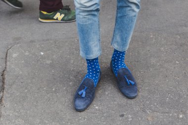 2015 Milano Erkek Moda Haftası için Armani Moda Fuarı binasının önündeki ayakkabıların ayrıntıları