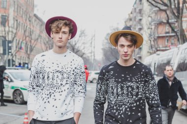 Güzel modeller Armani moda dışında bina Milan erkekler moda hafta 2015 için göster.