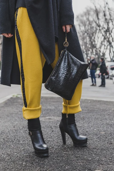 Dettaglio borsa e scarpe fuori dalla sede della sfilata Armani per la Milano Men's Fashion Week 2015 — Foto Stock