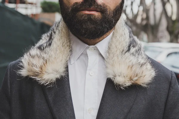 Detalle de un abrigo fuera del edificio del desfile de moda Armani para Milan Men 's Fashion Week 2015 — Foto de Stock