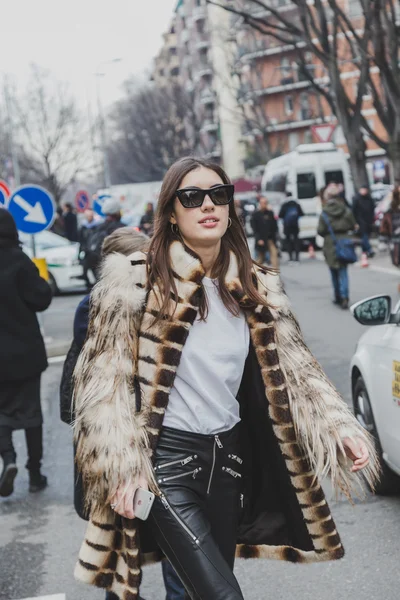 Personas fuera del edificio del desfile de moda Armani para Milan Men 's Fashion Week 2015 — Foto de Stock